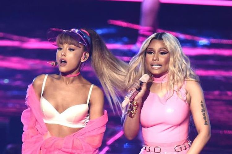 Ariana Grande (kiri) dan Nicki Minaj berduet dalam perhelatan MTV Video Music Awards 2016 di Madison Square Garden, New York, AS, Minggu (28/8/2016).