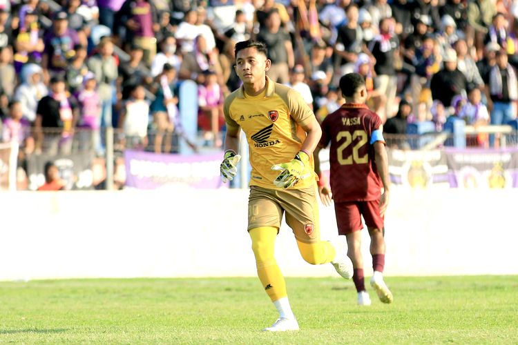 Penjaga gawang PSM Makassar M Reza Arya saat laga pekan ke-23 Liga 1 2023-2024 melawan Persik Kediri yang berakhir dengan skor 1-1 di Stadion Brawijaya Kediri, Jawa Timur, Senin (18/12/2023) sore.