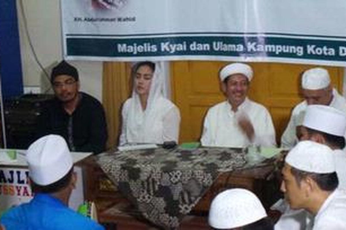 Calon Gubernur Jawa Barat Rieke Diah Pitaloka bersama Ulama Nahdlatul Ulama Kota Depok Habib Husein Harun Baharun, di Depok, Sabtu (23/2/2013).,
