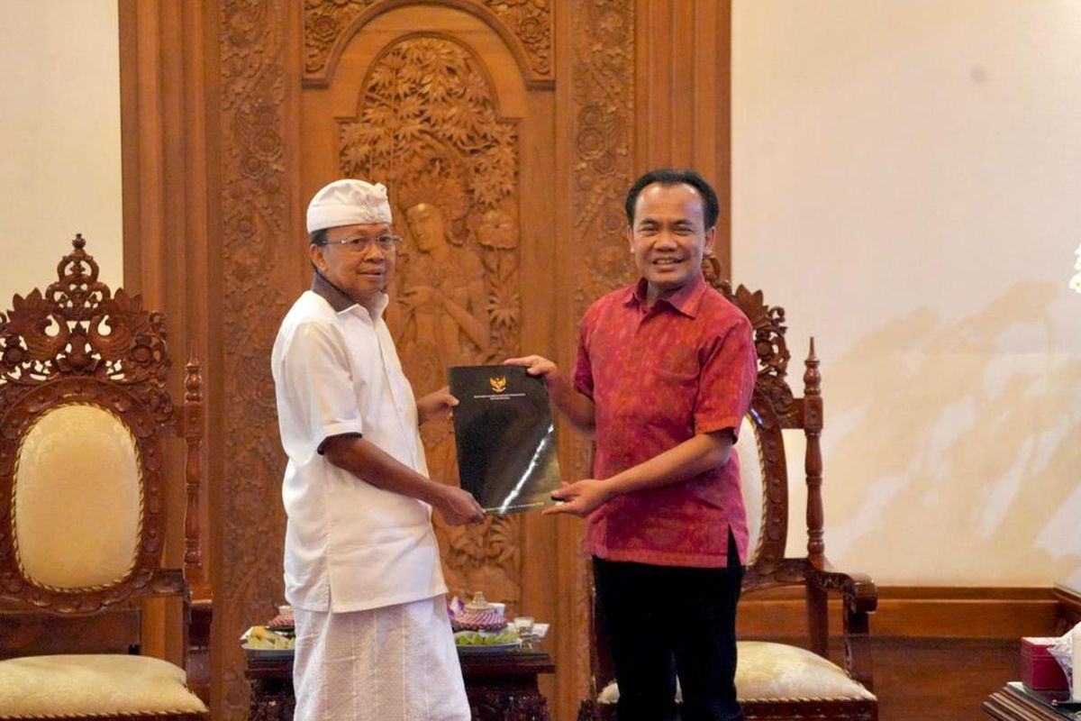 Sekretaris Kementerian Koordinator Bidang Perekonomian Susiwijono Moegiarso bersama Gubernur Bali I Wayan Koster.