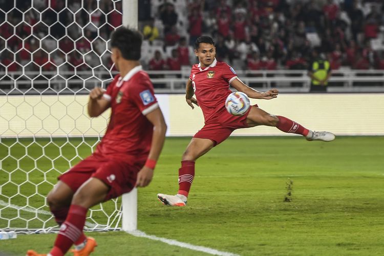 Pesepak bola timnas Indonesia Dimas Drajad (kanan) menendang bola ke gawang timnas Brunei Muhammad Hakeme (kiri) dalam pertandingan leg 1 kualifikasi Piala Dunia 2026 babak pertama zona Asia di Stadion Utama Gelora Bung Karno (GBK), Senayan, Jakarta, Kamis (12/10/2023). ANTARA FOTO/Galih Pradipta/YU