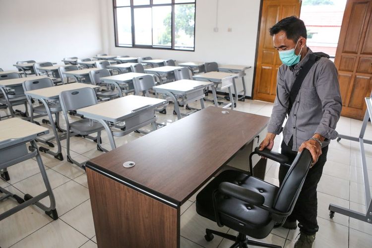 Petugas menata kursi ruangan kelas Sekolah Rakyat untuk jenjang SMA di Sentra Terpadu Pangudi Luhur (STPL), Bekasi, Jawa Barat, Sabtu (8/3/2025). Menteri Sosial Saifullah Yusuf mengatakan sekitar 40 Sekolah Rakyat di berbagai daerah rencananya akan memulai kegiatan pada tahun ajaran 2025/2026 dari jenjang SD, SMP, dan SMA yang diperuntukkan bagi anak-anak dari keluarga miskin dan miskin ekstrem sebagai upaya memberikan fasilitas pendidikan yang layak. ANTARA FOTO/Asprilla Dwi Adha/aww