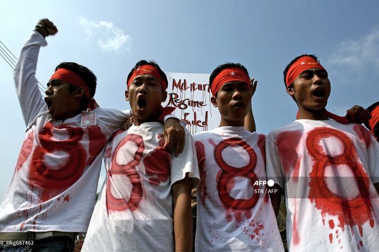 Para pengunjuk rasa yang mengenakan kaos bertuliskan 8888 meneriakkan slogan-slogan selama protes di depan kedutaan Myanmar di pusat kota Kuala Lumpur, 07 Agustus 2007. Sekitar 100 pengunjuk rasa berdemonstrasi di luar kedutaan Myanmar di Kuala Lumpur untuk memperingati Pemberontakan 8888 yang terjadi 08 Agustus 1988 , di mana ribuan aktivis tewas setelah menuntut pemulihan demokrasi di Myanmar. 