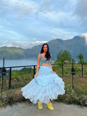 Erika Carlina kerap menampilkan beragam style menarik, mulai dari sporty sampai feminin. Contek gayanya untuk meningkatkan penampilanmu.