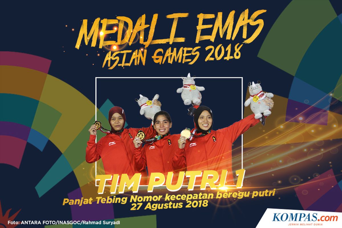 Tim putri 1 panjat tebing Indonesia Puji Lestari (kiri), Rajiah Sallsabillah (tengah) dan Aries Susanti Rahayu (kanan) memperlihatkan medali emas setelah menjadi pemenang pada final nomor kecepatan beregu putri Asian Games 2018 di Arena Panjat Tebing Jakabaring, Palembang, Sumatera Selatan, Senin (27/8/2018).