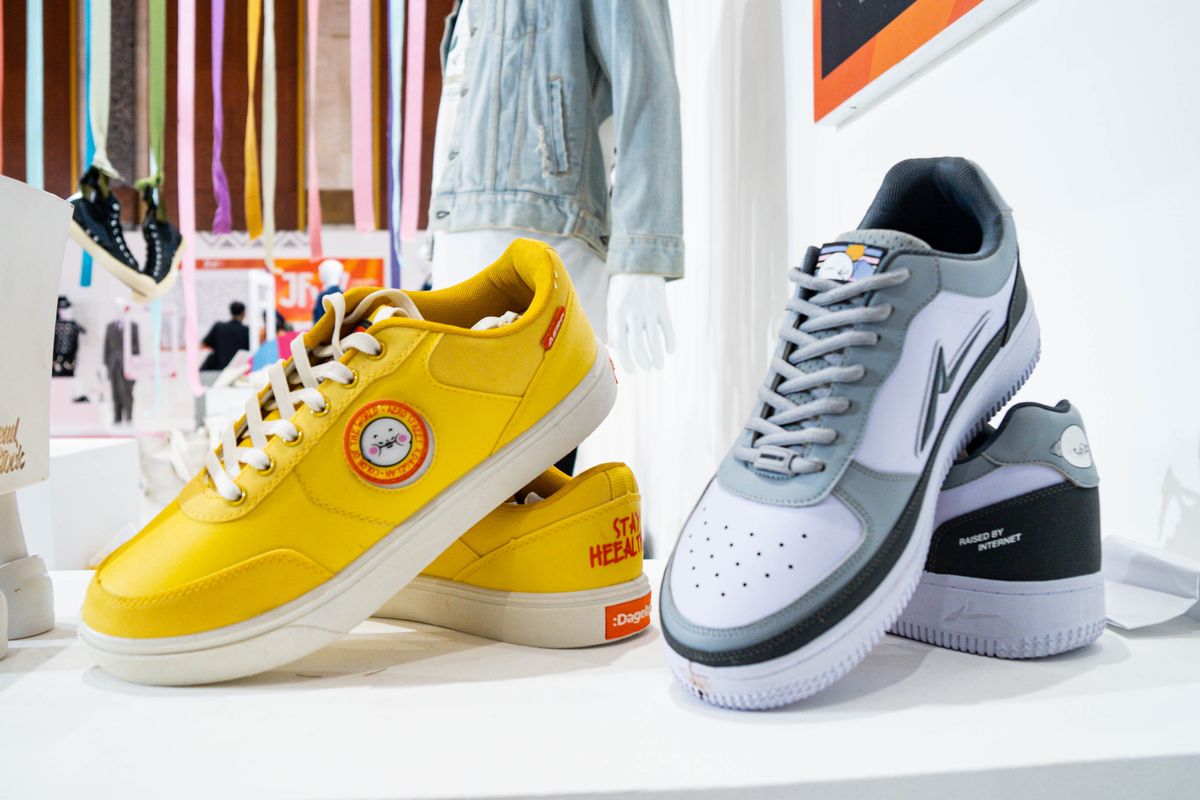 Brand lokal di booth Jakarta Sneaker Day (JSD) saat acara Cerita Nusantara 2023 di JCC, Jakarta pada Selasa (28/11/2023)