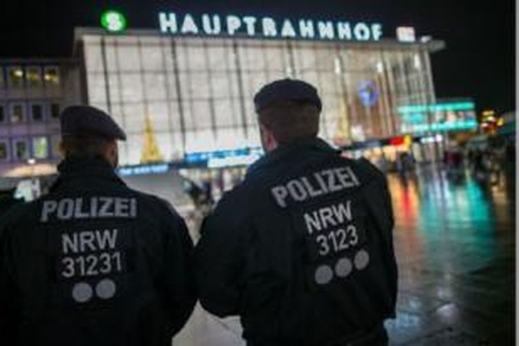 Polisi Jerman mengawasi di sekitar Stasiun Cologne. 