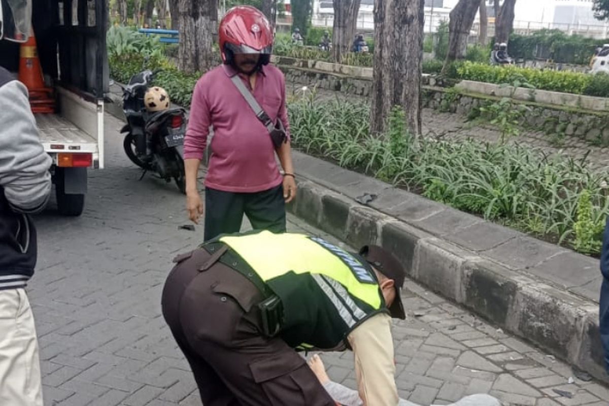 Petugas saat evakuasi korban kecelakaan di Surabaya, Sabtu (9/3/2024).