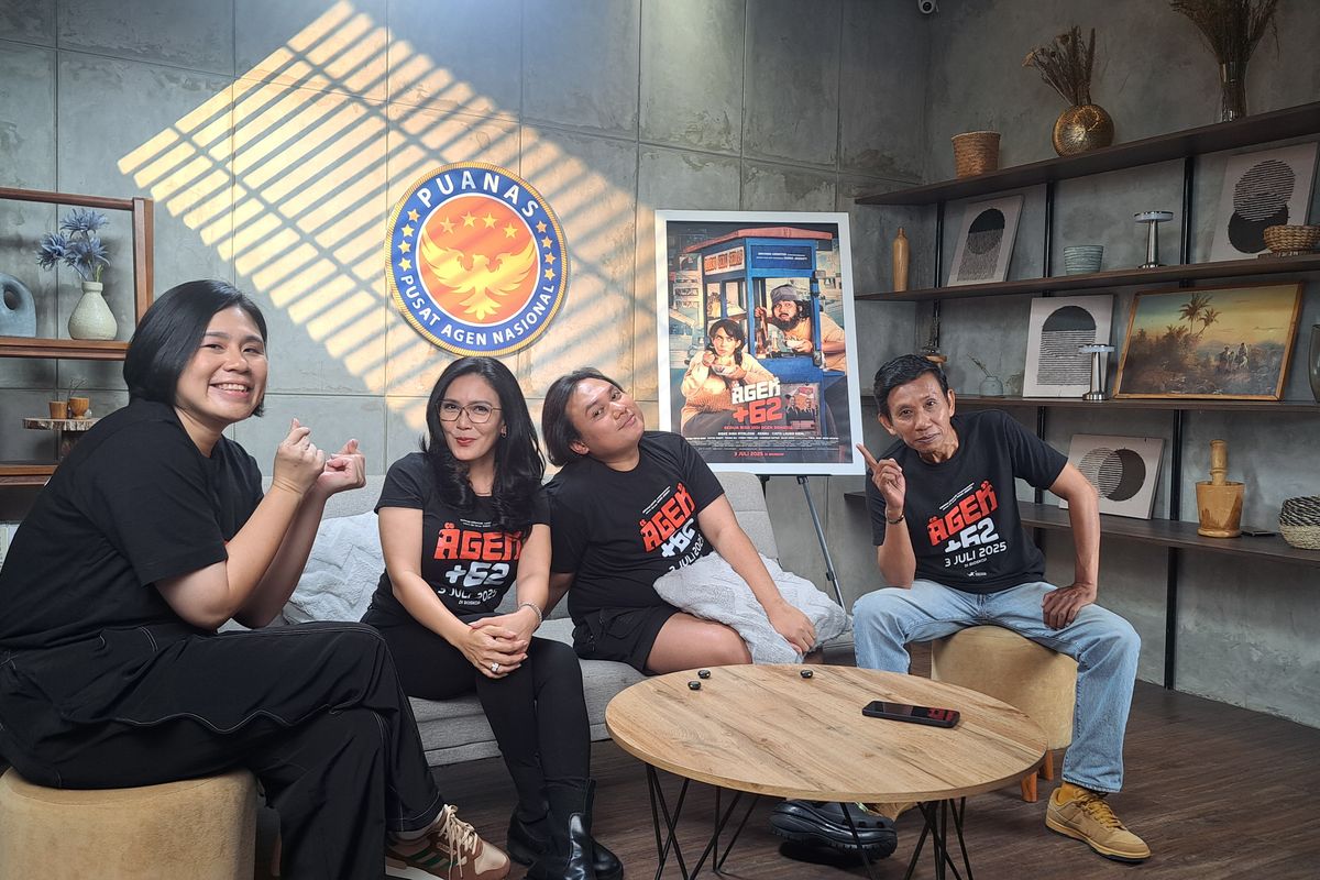 Sutradara Dinna Jasanti bersama Rieke Diah Pitaloka, Keanu Agl, dan Fanny Fadillah menghadiri kegiatan Content Day film 'Agen +62' di kawasan Kemang, Jumat (13/6/2025)
