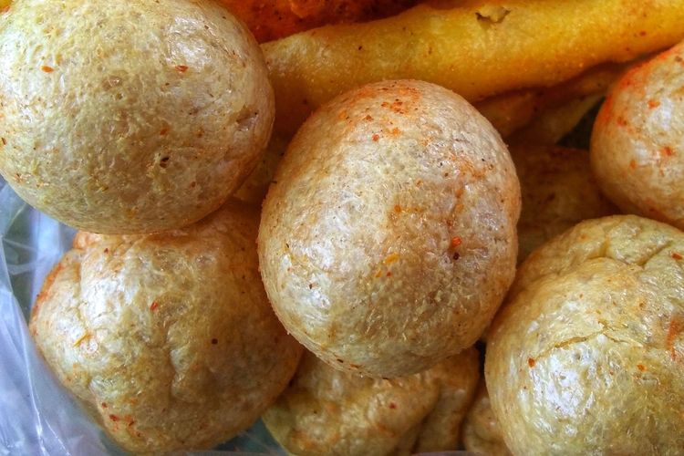 Tahu bulat yang diberi bumbu kering untuk memberikan tambahan rasa pedas.