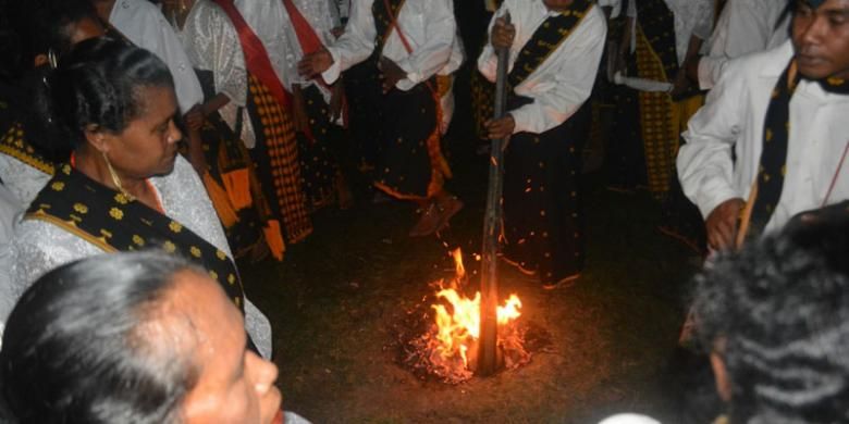 Bara api tempurung yang siap ditendang pada acara sepa api di Kampung Pautola, Kecamatan Keo Tengah, Kabupaten Nagekeo, Pulau Flores, Nusa Tenggara Timur.