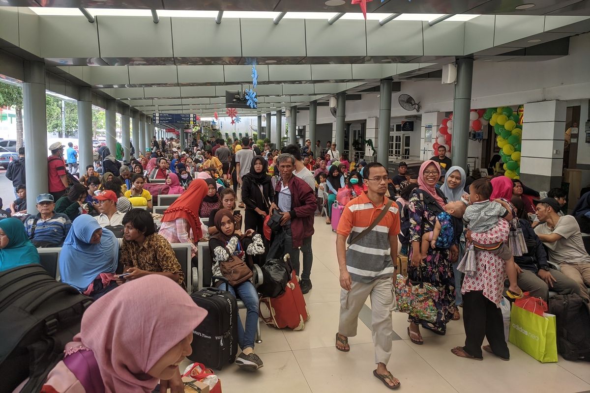 Kepadatan penumpang yang terjadi di Stasiun Pasar Senen, Jakarta Pusat, Selasa (24/1/12/2019)