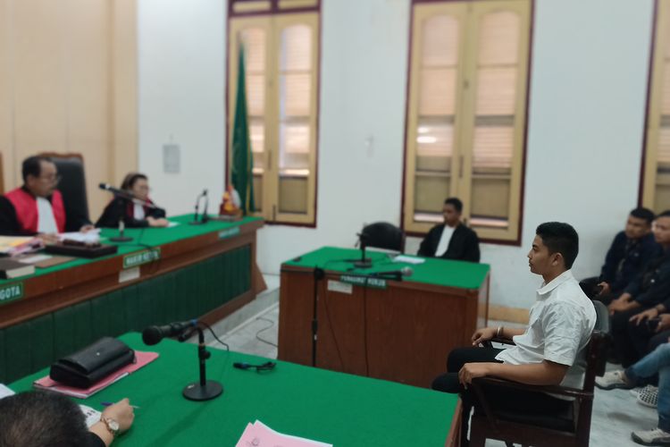 Anak AKBP Achiruddin Hasibuan, Aditya Hasibuan saat mendengarkan vonis hakim di PN Medan
