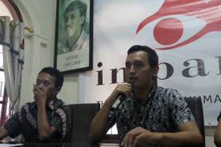 Direktur Imparsial Al Araf saat memberikan keterangan terkait 12 tahun kasus pembunuhan aktivis HAM Munir, di kantor Imparsial, Tebet, Jakarta Selatan, Selasa (6/9/2016).