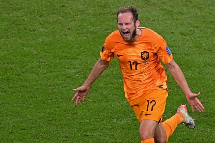 Pemain timnas Belanda Daley Blind merayakan gol ke gawang Amerika Serikat pada laga babak 16 besar Piala Dunia 2022 di Khalifa International Stadium, Doha, 3 Desember 2022.