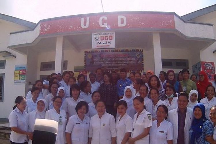 Menteri Kesehatan Nila Farid Moeloek foto bersama para tenaga kesehatan di Puskesmas Labuan Bajo, Kabupaten Manggarai Barat, Nusa Tenggara TImur, Selasa (29/11/2016).