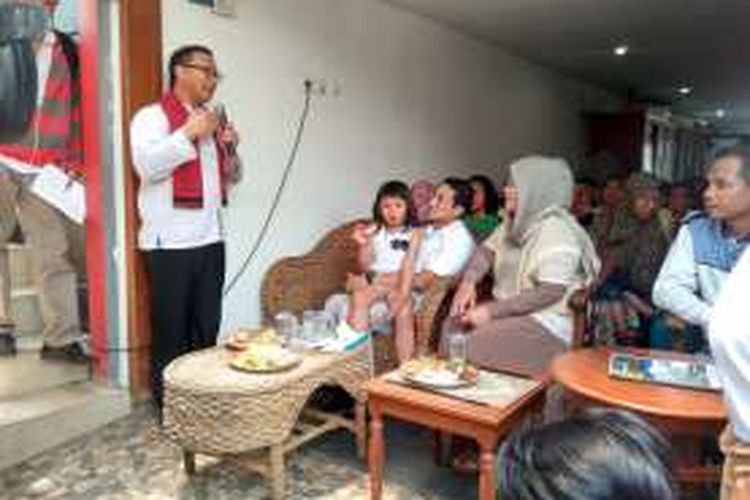 Anggota Komisi VII DPR RI Aryo Djojohadikusumo, mengajak Sandiaga Uno dengarkan aspirasi warga di Warakas, Tanjung Priok, Kamis (24/3/2016).
