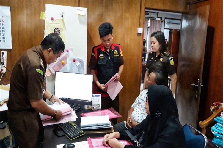 Kedua tersangka dimintai keterangan oleh penyidik di Kantor Kejati Sulut, Selasa (2/7/2019)