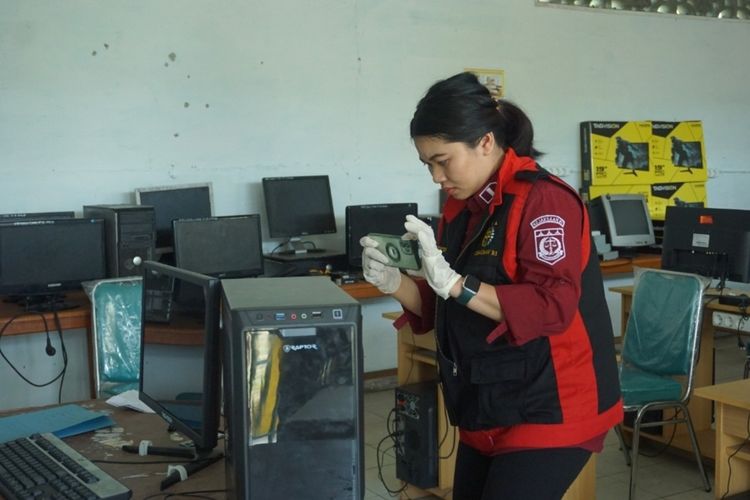 Penyidik Kejari Bengkulu Selatan menggeledah SMK IT Al-Malik