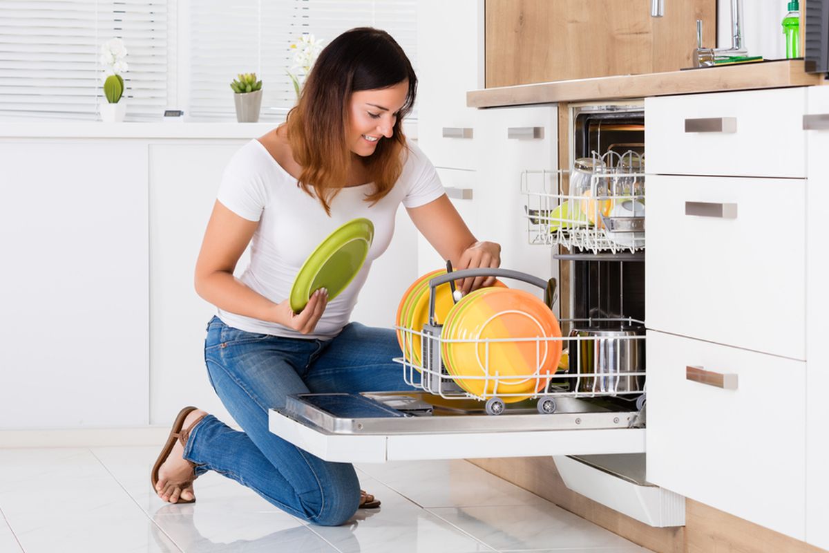 Ilustrasi mesin pencuci piring atau dishwasher.