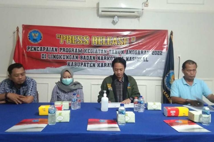 Kepala BNN Karawang Dea Rhinofa (dua dari kanan) saat memberikan keterangan pers, Jumat (30/12/2022)