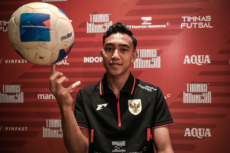 Pemain Timnas U22 Indonesia, Rayhan Hannan, berpose usai sesi wawancara khusus dengan LKBN ANTARA di Jakarta, Rabu (26/11/2025). Wawancara tersebut membahas kesiapan pemain Timnas U22 Indonesia dalam menghadapi Sea Games 2025 di Thailand.