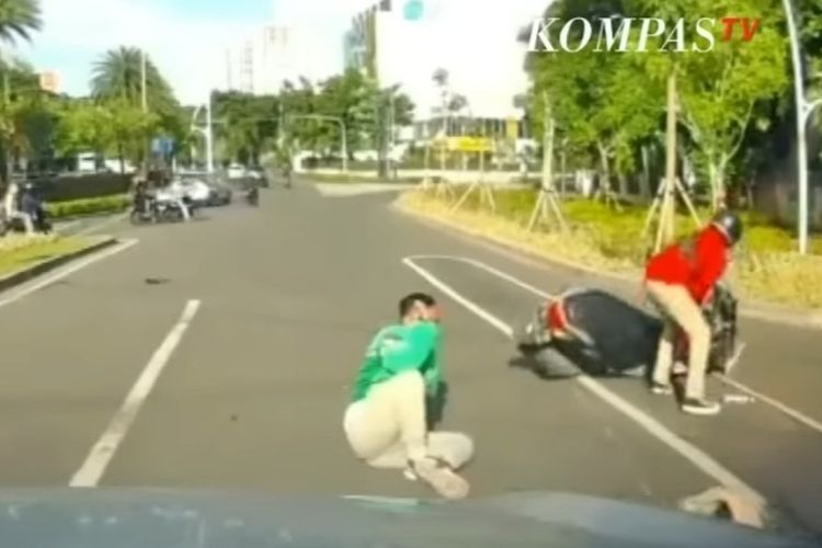 Sepeda motor yang dikendarai pengemudi ojek online ditabrak mobil di Menteng, Jakarta Pusat.