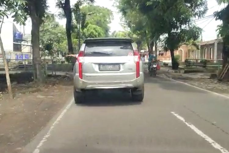 Seorang penumpang mobil Pajero Sport terekam kamera saat membuang sampah ke kali di Jalan Moh. Kahfi 2, Jagakarsa, Jakarta Selatan pada Jumat (18/6/2021) siang.