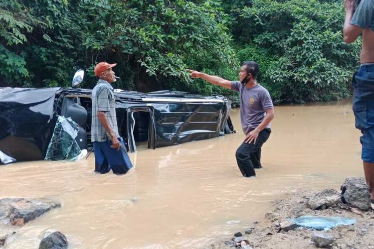 Petugas Laka Lantas Polres Dharmasraya melakukan evakuasi mobil Pajero yang masuk sungai, Minggu (3/1/2021)