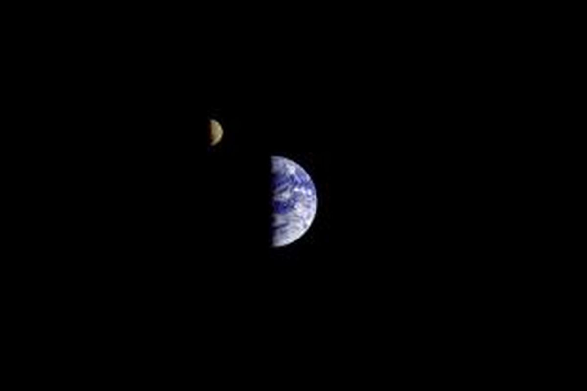 Bumi dan Bulan dipotret oleh wahana Galileo yang mengorbit Jupiter.