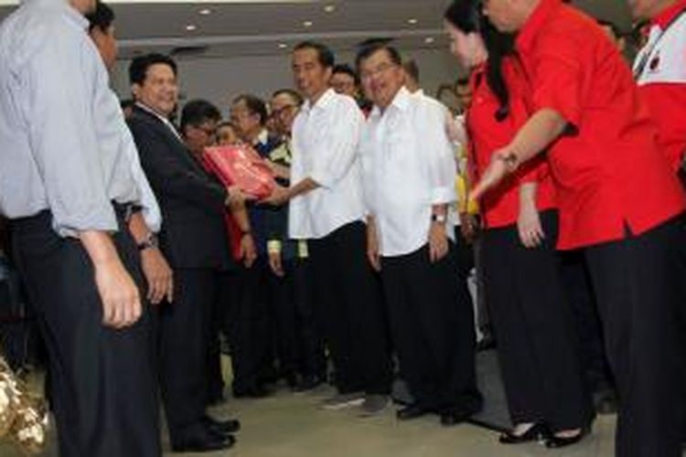 Pasangan bakal capres dan cawapres yang diusung Partai Demokrasi Indonesia Perjuangan, Joko Widodo dan Jusuf Kalla, mendaftarkan diri ke Komisi Pemilihan Umum, Jakarta, Senin (19/5/2014). Pasangan tersebut juga didukung oleh koalisi Partai NasDem, PKB, dan Hanura dalam menghadapi pilpres Juli mendatang.