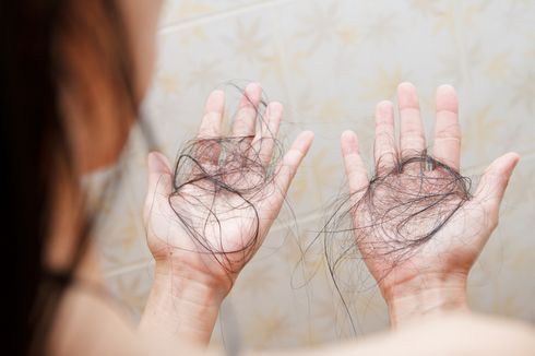Penyebab Rambut Rontok pada Wanita, dari Genetika hingga Stres