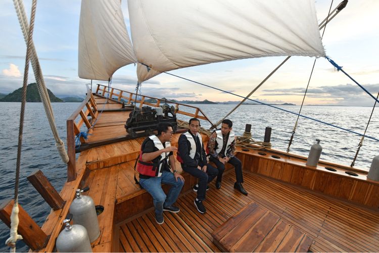 Presiden Joko Widodo tengah berbincang dengan pemilik kapal beserta Staf Khusus Belva Devara di atas Kapal Pinisi di Labuan Bajo, Manggarai Barat, Nusa Tenggara Timur, Minggu (19/1/2020).