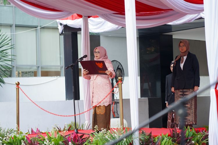 Ayu Dewi Utari, Sekretaris BRGM memberikan amanat saat upacara Peringatan Hari Ulang Tahun ke-78 Kemerdekaan RI di Gedung Grha Gamma Cikini, Jakarta (17/8/2023).