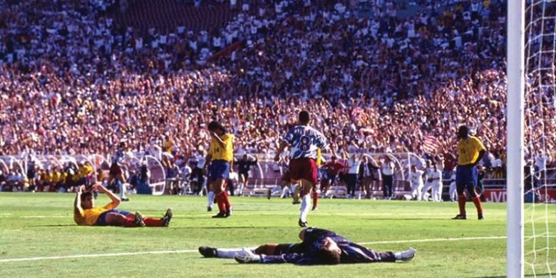 Andreas Escobar (kiri) saat mencetak gol bunuh diri ketika menghadapi Amerika Serikat pada Piala Dunia 1994 di Stadion Rose Bowl, Los Angeles, 22 Juni 1994