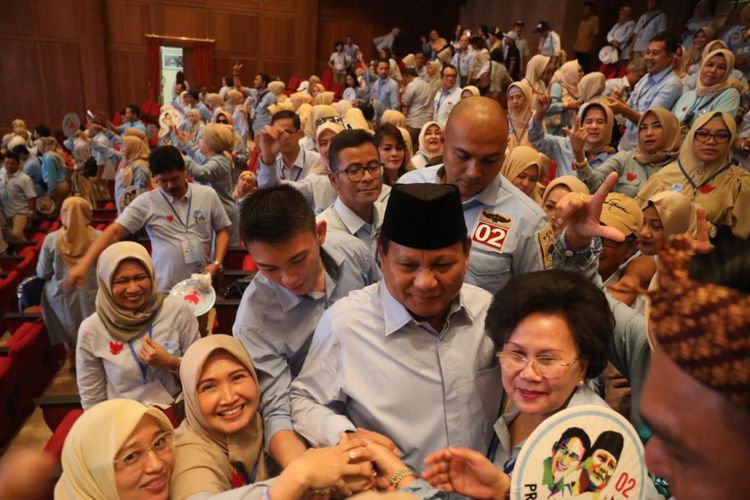 Calon Presiden nomor urut 02 Prabowo Subianto dalam acara deklarasi dukungan dari ratusan emak-emak Komunitas Rabu Biru Indonesia di kediaman Prabowo, Desa Bojong Koneng, Bukit Hambalang, Babakan Madang, Kabupaten Bogor, Jawa Barat, Rabu (20/2/2019).