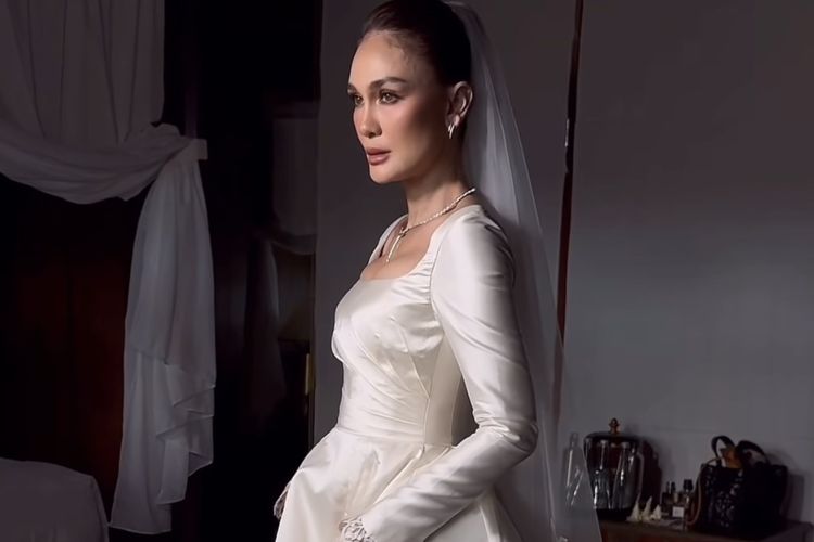 Penampilan Luna Maya dalam acara resepsi pernikahan keduanya di Bali.
