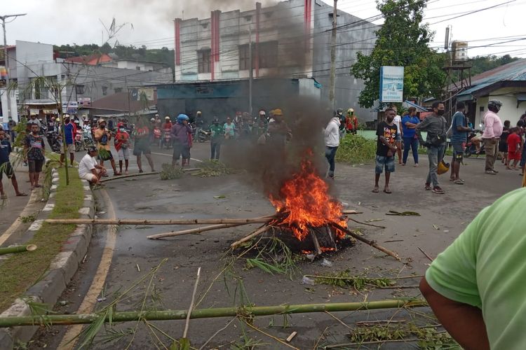 Aksi Pemalangan di jalan Trikora wosi Manokwari oleh warga Senin (28/2-2022)