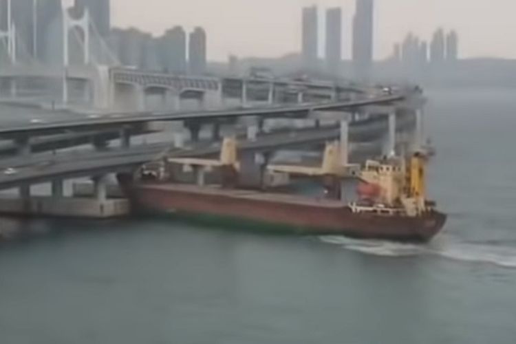 Kapal Seagrad dari Rusia menabrak Jembatan Gwangan di dekat Pelabuhan Busan, Korea Selatan, Kamis (28/2/2019). (YouTube/Blacks Vodkas)