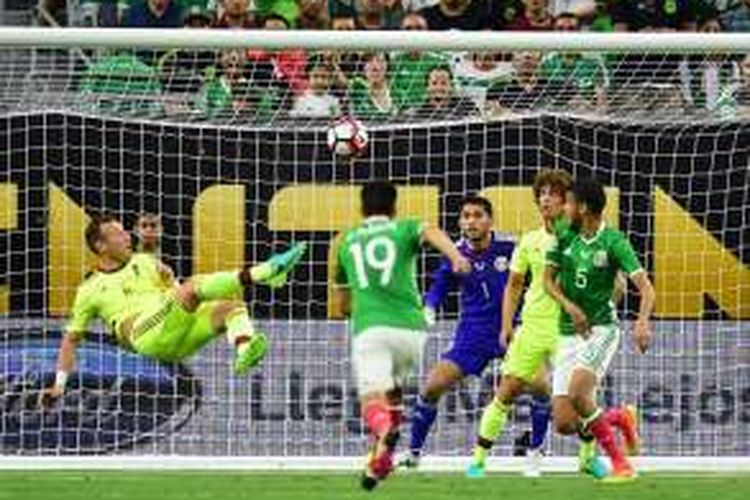 Pemain Venezuela, Jose Velazquez (kiri), melakukan tendangan akrobatik ke gawang Meksiko, dalam laga Grup C Copa America Centenario di NRG Stadium, Houston, Texas, Selasa (14/6/2016) pagi WIB.