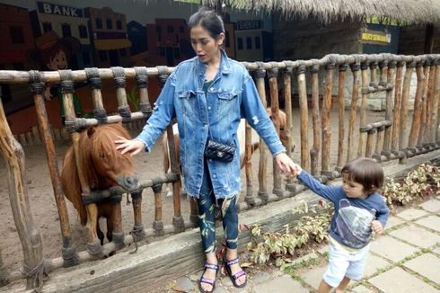 Jessica Iskandar Ajak Anaknya Mengenal Fauna