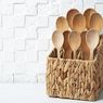 Amankah Memasak Menggunakan Sendok Kayu? Ini Penjelasan Ahli