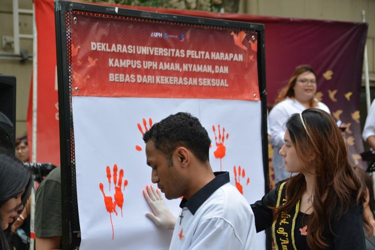 Mahasiswa dan mahasiswi dari UPH melakukan deklarasi Bebas dari Kekerasan Seksual di UPH Kampus Lippo Village, Tangerang, pada 7 Maret 2024.