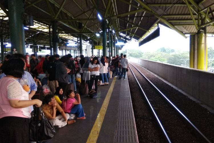 Suasana Stasiun Gambir, Jakarta, Minggu (15/10/2017). Sejumlah kereta api lintas selatan dan utara Jawa mengalami keterlambatan keberangkatan dari Stasiun Gambir, Jakarta, Minggu (15/10/2017). Keterlambatan keberangkatan kereta api dari Stasiun Gambir hingga dua jam.