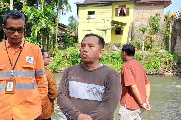 Kepala Desa Garoga Risman Rambe saat memberikan penjelasan mengenai 'lubuk larangan' yang disepakati seluruh warga Desa Garoga, Tapanuli Selatan, Sumatera Utara, Rabu (5/6/2024).