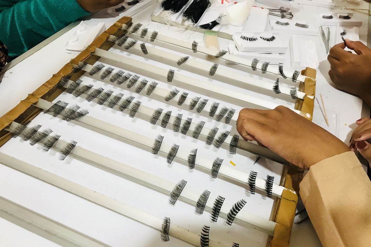 Sejumlan perajin sedang membuat bulu mata palsu di sebuah rumah di kawasan Purworejo, Jawa Tengah pada pertengahan Februari 2023 lalu.