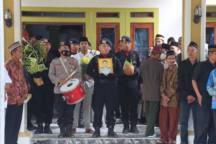 Prosesi pemakaman Briptu (anumerta) Gilang, anggota Brimob Polda Lampung yang tewas usai kontak senjata di Papua, Jumat (2/12/2022).