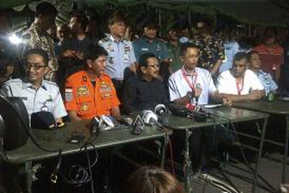 Pihak Air Asia memberikan keterangan pers di terminal II Bandara Internasional Juanda Surabaya.