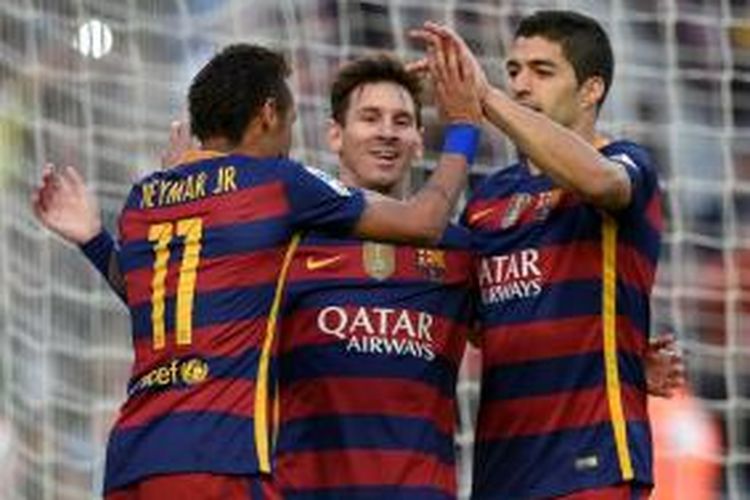 Bintang Barcelona, Lionel Messi (tengah), merayakan golnya bersama dua rekan setim, Neymar (kiri) dan Luis Suarez (kanan) saat melawan Granada pada lanjutan La Liga di Stadion Camp Nou, Sabtu (9/1/2016). 