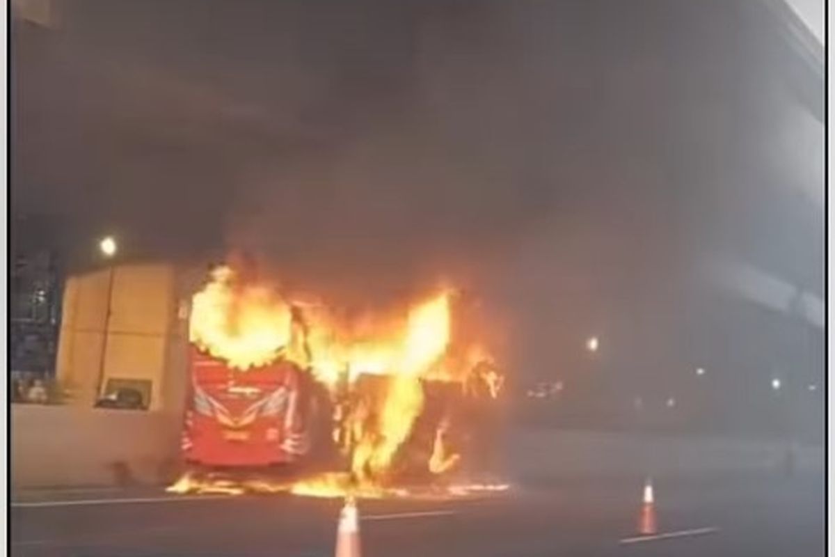 Sebuah bus terbakar di Tol Jakarta-Cikampek arah Bekasi, Senin (5/1/2026).
